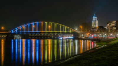 De stad Deventer met een verlichte brug in OekraÃ¯ense kleuren 