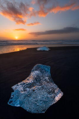 Diamond beach in Ijsland tijdens een mooie zonsopkomst