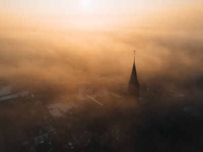Sint-Bonifatiuskerk in de mist