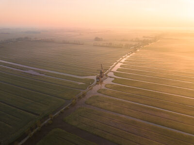 Een hollandse molen in de polder