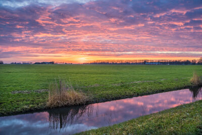 Zonsopgang op het Friese platteland