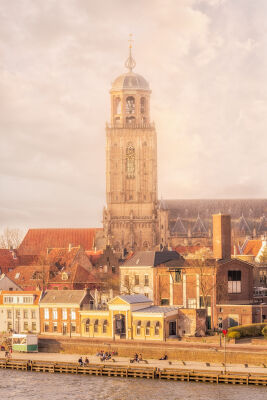 De toren van Deventer staande met wolken