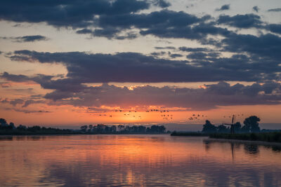 Prachtige zonsopkomt in het waterrijke Friesland