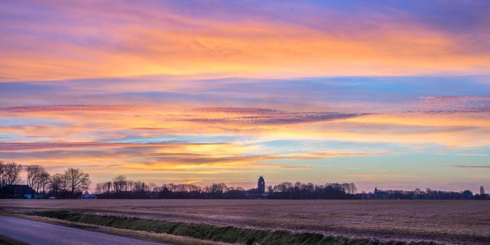 Prachtige zonsopgang op het Friese platteland