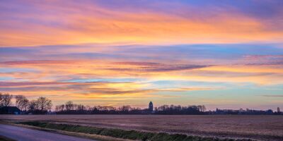 Prachtige zonsopgang op het Friese platteland