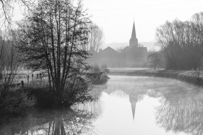 Kerkje in de mist in de Vlaamse Ardennen