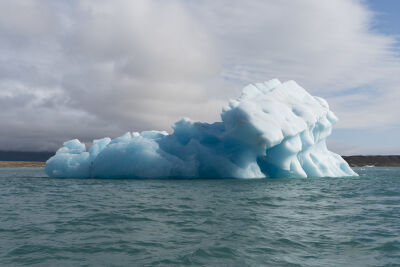 IJsklontje gemaakt op/aan het ijsmeer JÃ¶kulsÃ¡rlÃ³n IJsland
