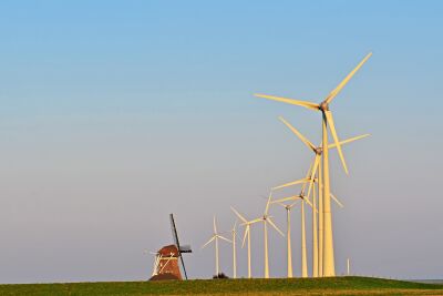 Poldermolen De Goliath tussen de windturbines in de Eemshaven