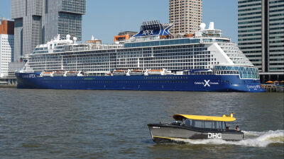 m.s.Apex bij cruiseterminal Rotterdam .