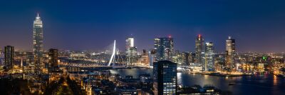 Skyline van Rotterdam bij nacht