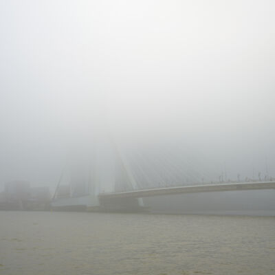Rotterdam in de mist (Erasmusbrug)