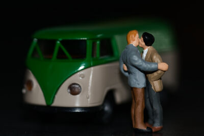 Gay miniaturen meeting bij een busje