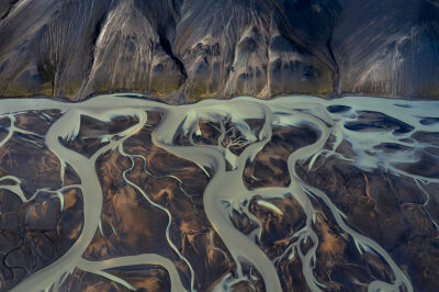 De mooie gletsjer rivieren in Ijsland gezien van bovenaf.