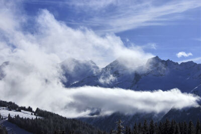 Wintersport in Oostenrijk, besneeuwde bergtoppen en wolken II