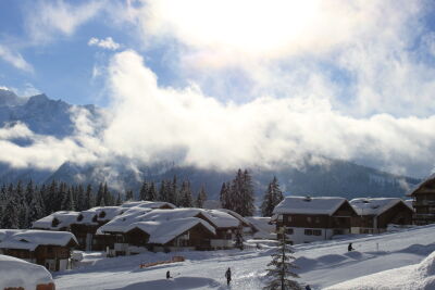 Wintersport in Oostenrijk, besneeuwd dorp en wolken