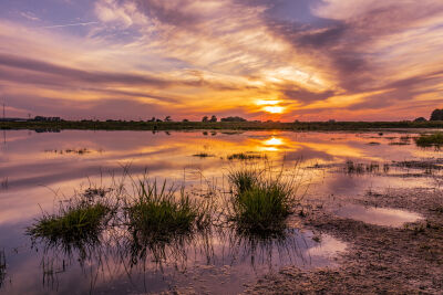 Kleurrijke zonsondergang met reflectie in het water