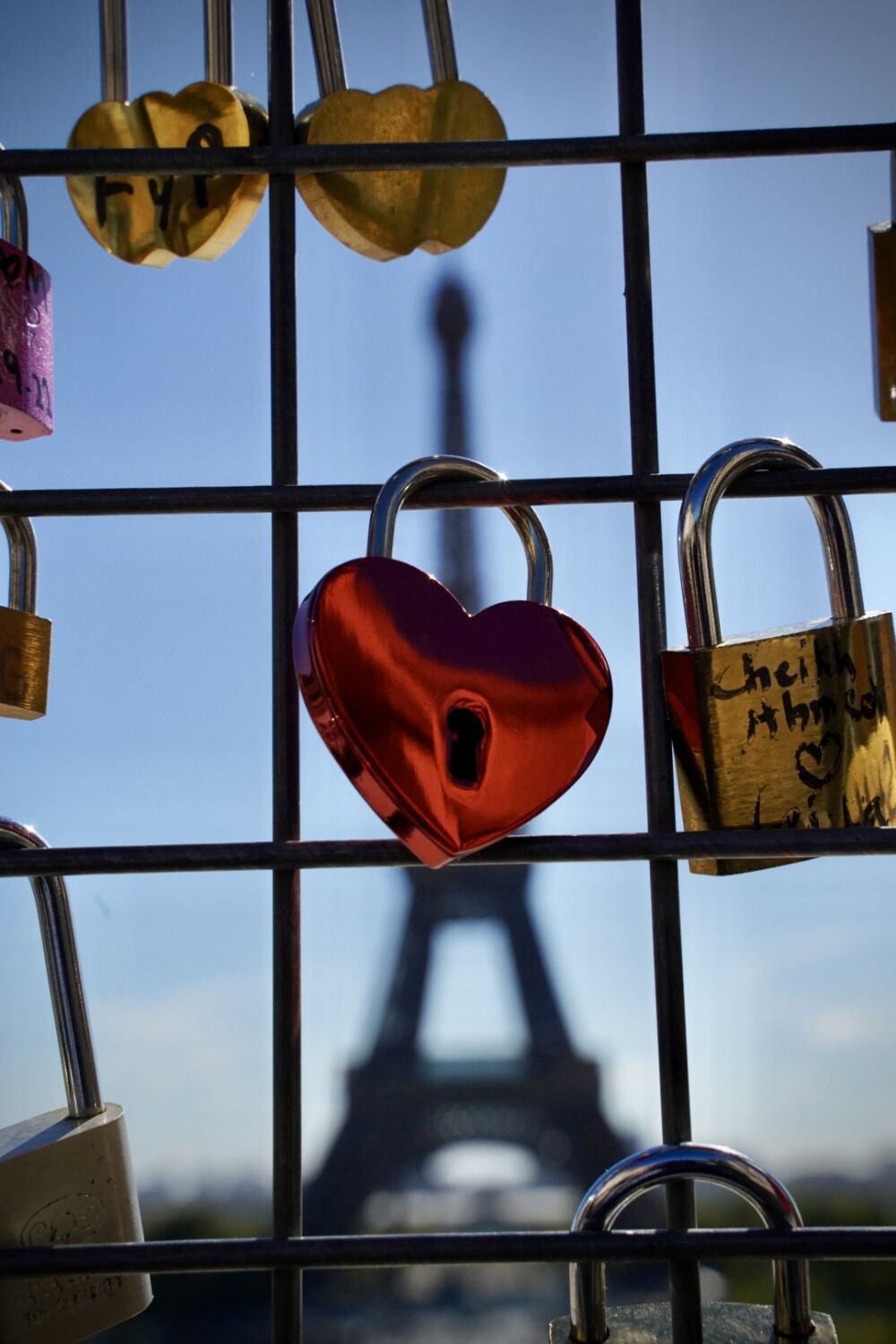 Love lock in het silhouet van de Eiffeltoren