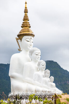 Witte Buddha in de gebergte