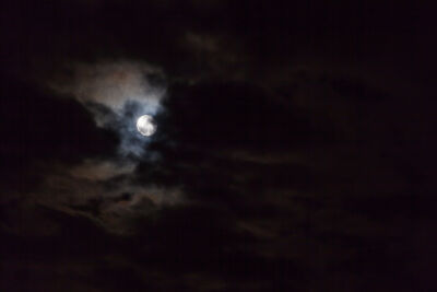 Volle maan achter de wolken