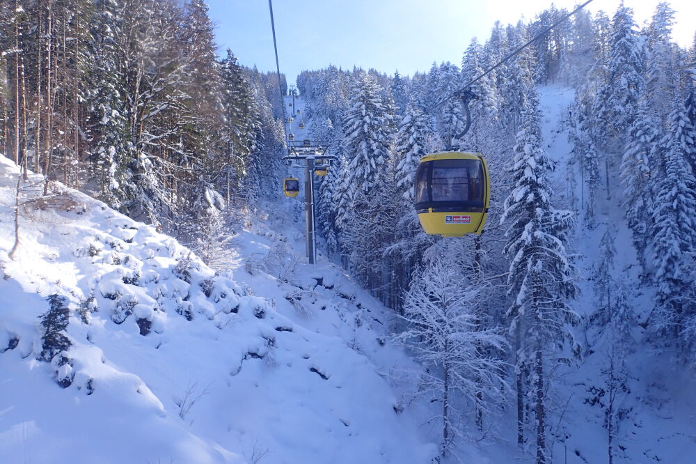 Wintersport in Oostenrijk, uitzicht vanuit de gondel.
