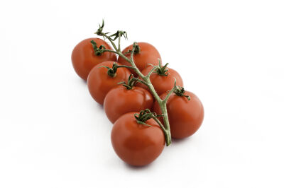 Tros tomaten op wit doek