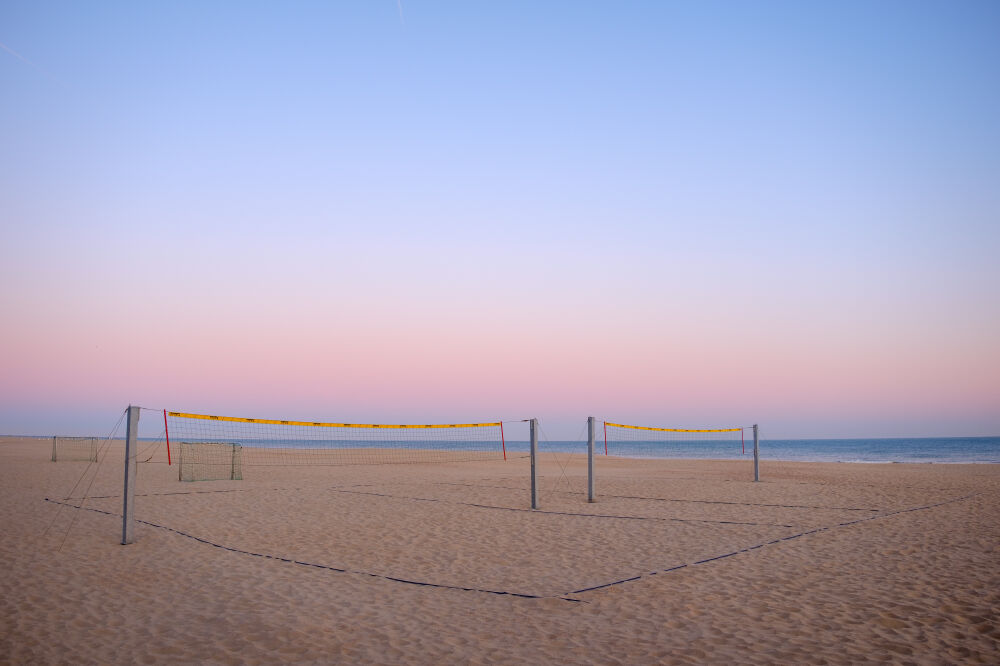 Strandvolleybal velden tijdens zonsopkomst
