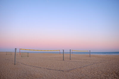 Strandvolleybal velden tijdens zonsopkomst