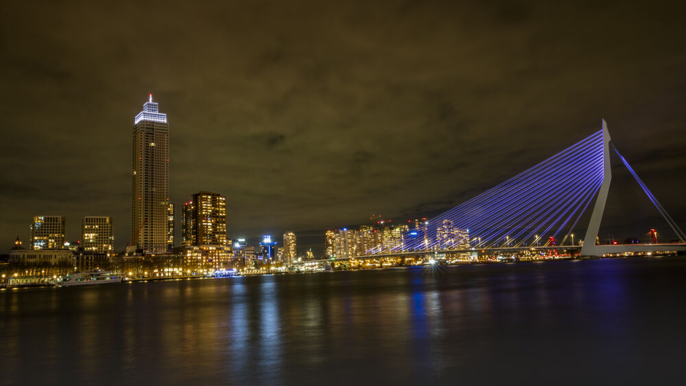 Skyline Rotterdam in de avond